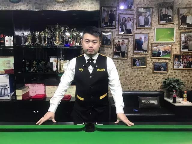 她在首局中